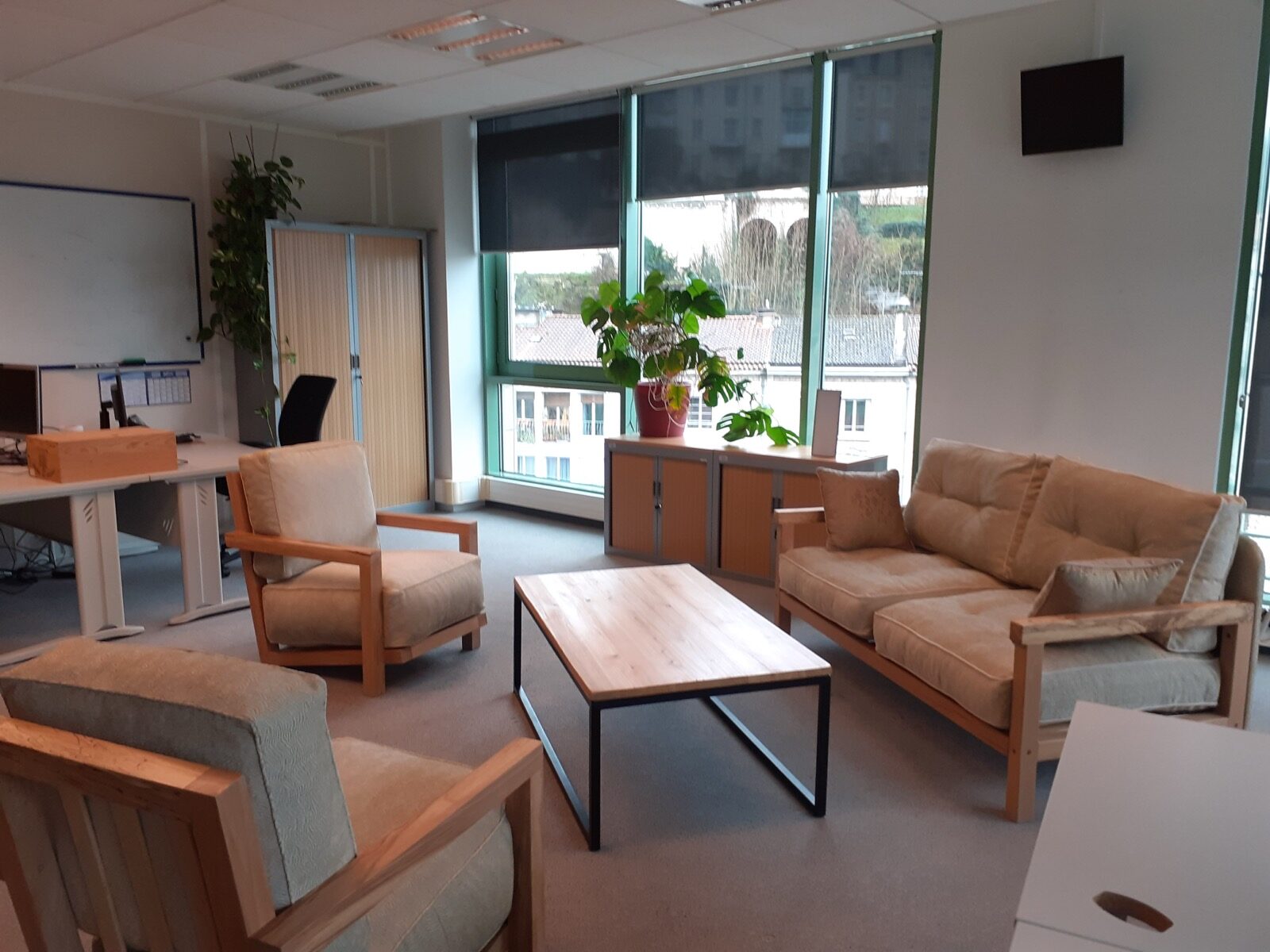 Espace d'accueil France Travail aménagé avec du mobilier FIBR!